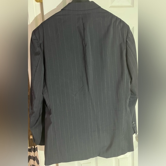 Hugo Boss Black Sport Coat/Blazer with pin stripes. 100% wool. Size 42R - Picture 2 of 4